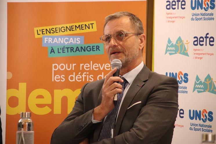 Olivier Brochet, directeur de l'AEFE lors de la conférence de presse du 17 mai 2023 organisée par celle-ci. 