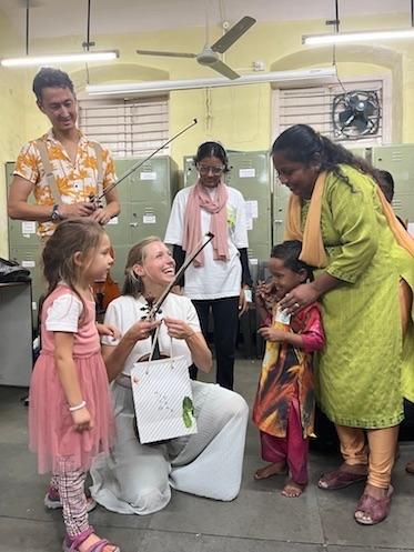 Orbit musicians dans une école pour enfants des rues à Mumbai