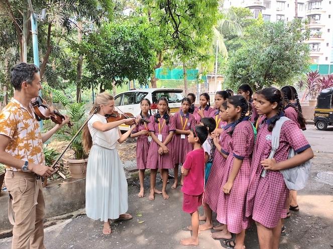 Orbit Musicians jouant à l'improviste pour des jeunes filles de Mumbai