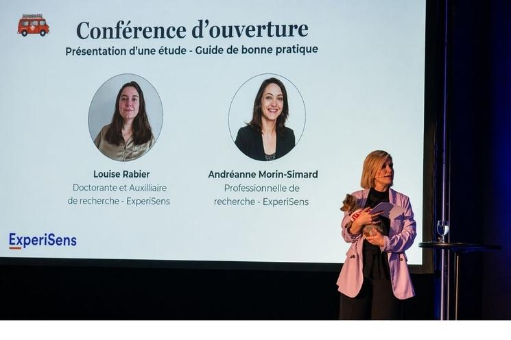 L’animatrice, accompagnée de Thomas, introduit la conférence d’ouverture de Louise Rabier et Andréanne Morin-Simard, qui a donné le ton du symposium.