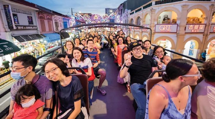 Des tours en bus de Little India sont organisés durant Deepavali.