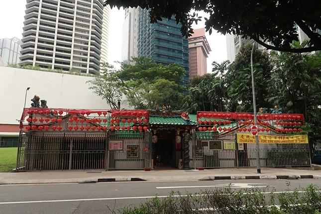 On mariait des fantômes au  temple Seng Wong Bao.