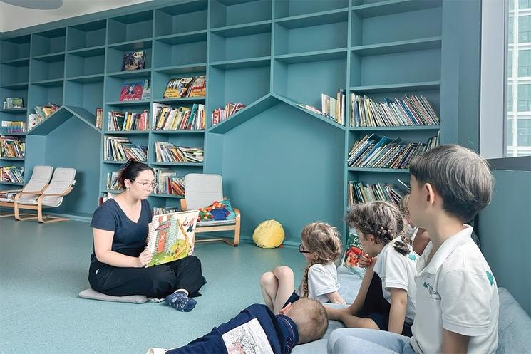 Dans les nouveaux locaux de LPE à Holland Village, la bibliothèque est dans un espace ouvert.