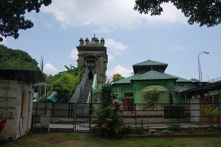 La mosquée Haji Mohammad Salleh est à côté du sanctuaire Habib Noh.