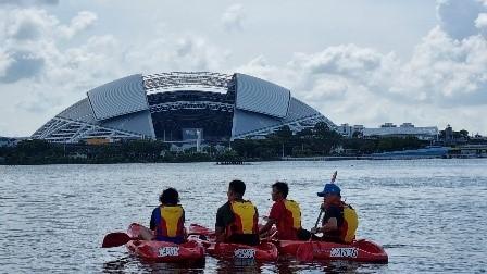 Visitez le bassin de la Marina en kayak.