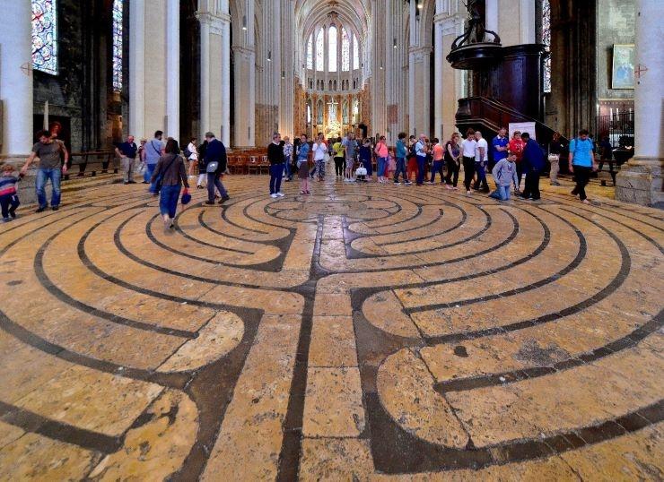 Le Labyrinthe de la cathédrale de Chartres permet une méditation sur le sens de la vie.