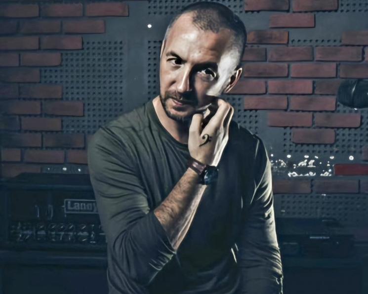 Vincent Cateigne enseigne la musique et conçoit des podcasts sonores.