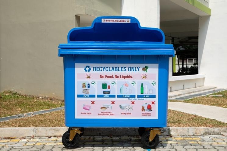 A Singapour, les poubelles de recyclage sont bleues.