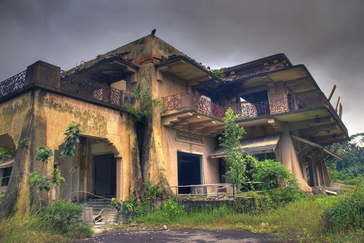 Il y a peu de bâtiments en ruine à Singapour.