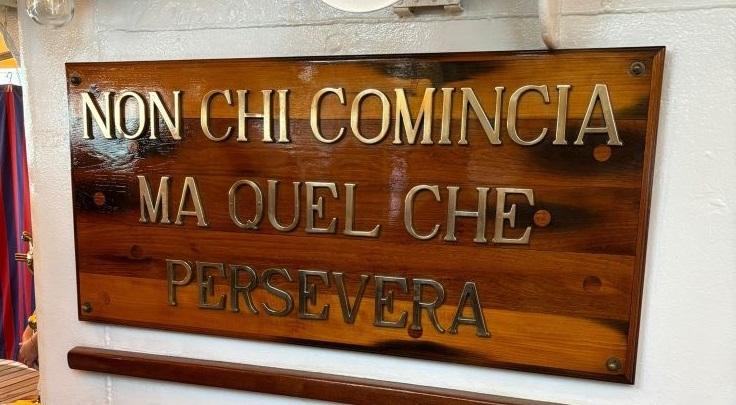 La devise de l'Amerigo Vespucci invite à la persévérance.