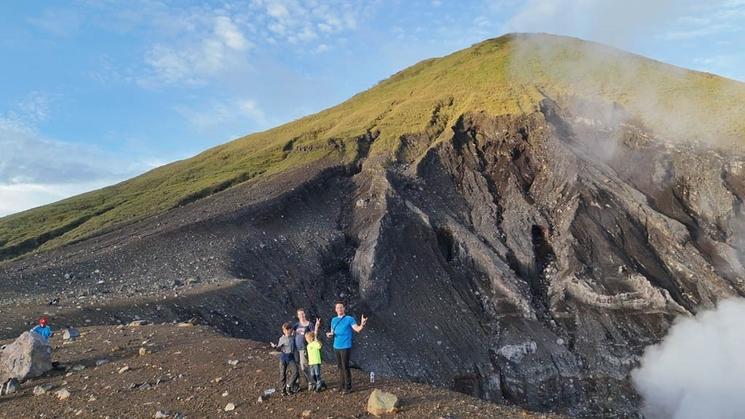 les volcans Tomohon et Mawu au nord de l’île offrent des vues panoramiques sur la région.