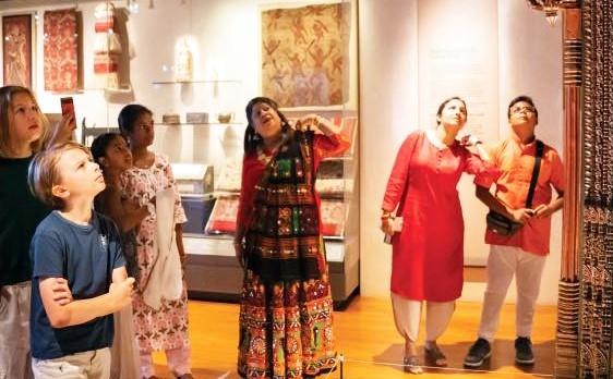 Des visites guidées de l'Indian Heritage Centre sont organisées durant Deepavali.