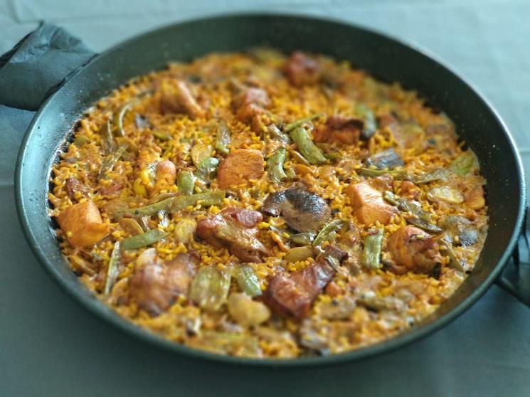 Une paella valenciana typique