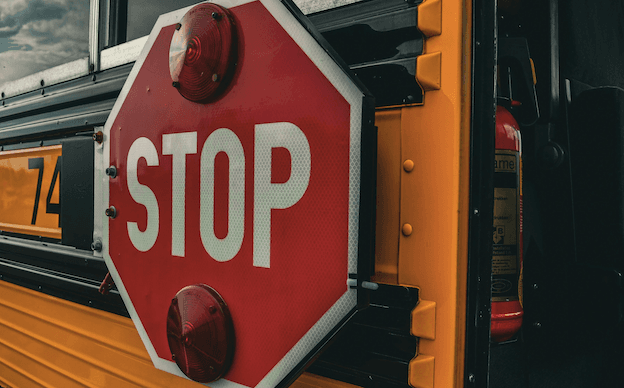 Le school bus américain se distingue aussi par son panneau stop latéral déployé à chaque arrêt. Crédit :  Vitaliy Haiduk via Pixels.