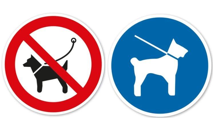 panneau d'obligation des chiens tenus en laisse et panneau d'interdiction des chiens même tenus en laisse 