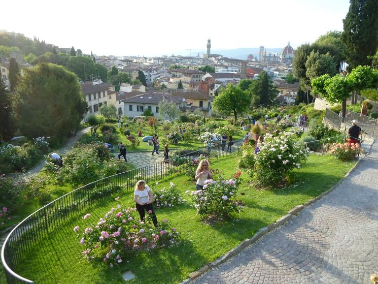 Lucrezia et les sculptures de Folon dans le Jardin des Roses 