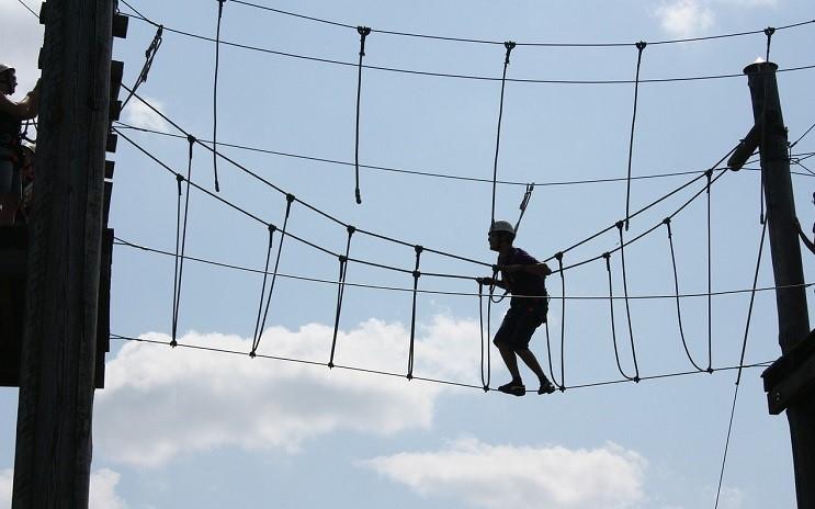 parc aventure avec pont suspendu