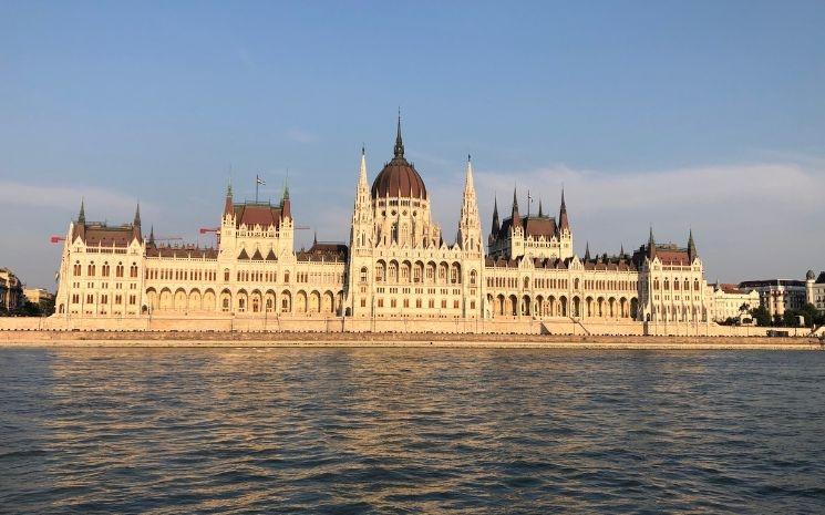 parlement budapest danube