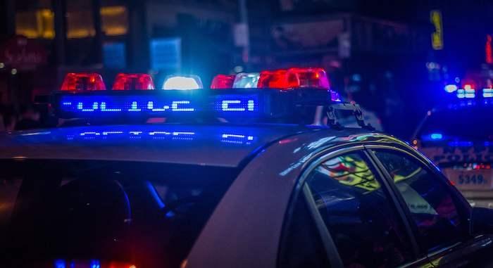 des voitures de police la nuit à Valencia