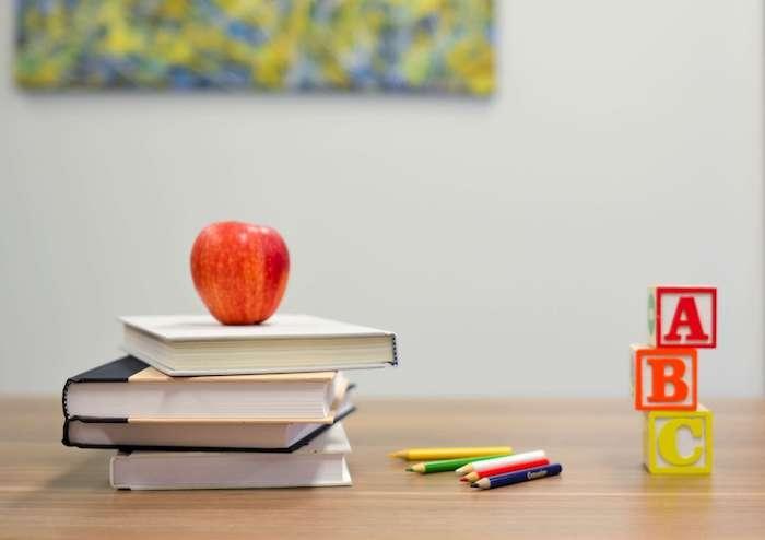 des livres avec une pomme et des trois cubes A, B, C pour apprendre l'alphabet