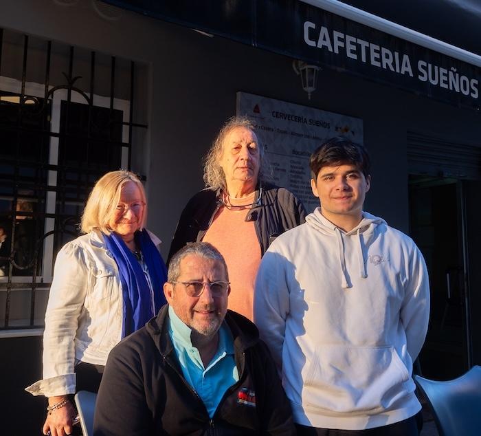 le pilote Paul Jouffreau en compagnie de sa famille