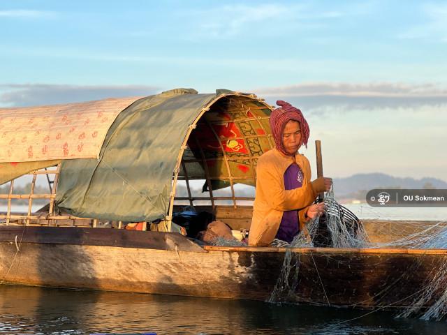 pecheurs cambodgiens sur un bateau