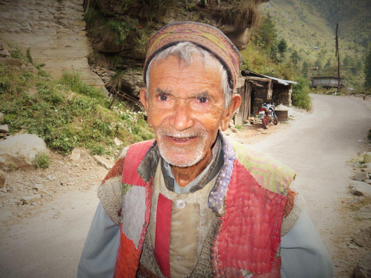 homme indien nord inde trek rivière vallée