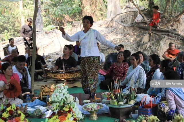 Une cérémonie spirituelle impliquant une femme possédée par un esprit est organisée. Photo : Isa Rohany