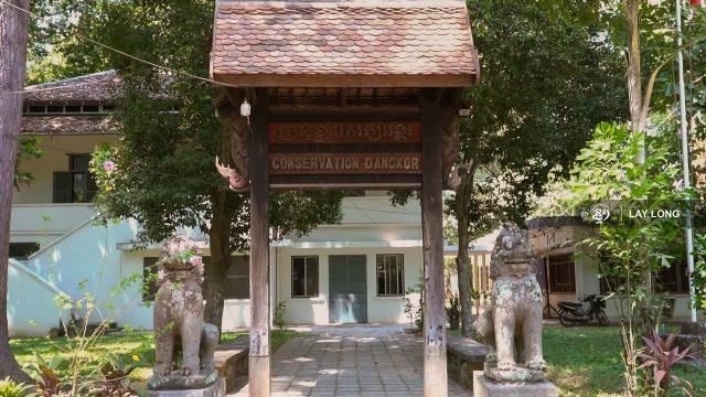 L'équipe cambodgienne et française a travaillé sur la statue dans l'enceinte du Département de la sauvegarde et de la préservation des bâtiments anciens, anciennement connu sous le nom de Conservation d'Angkor, où des fragments de statues et d'éléments sculptés ont été entreposés pendant près d'un siècle dans la ville de Siem Reap. Photo : Lay Long