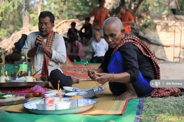 Hai Voeun (R), 74 ans, participe la cérémonie depuis de nombreuses années. Photo : Isa Rohany