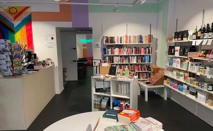 Photo des rayonnages de la Librairie Metis