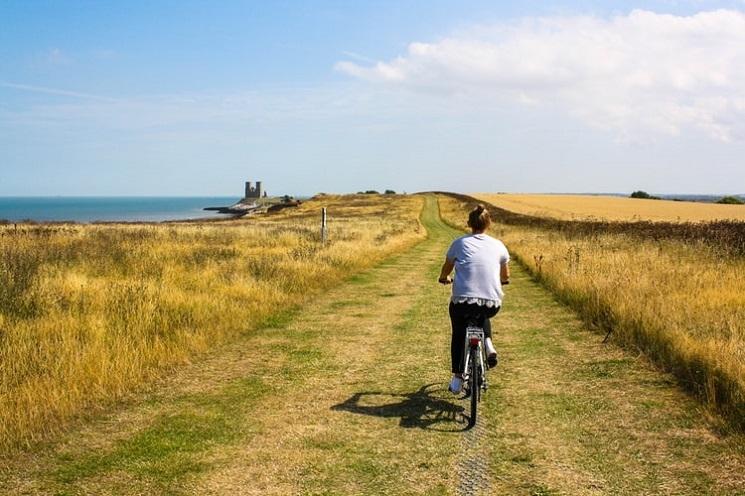 Une cycliste dans un paysage lumineux de Whitstable