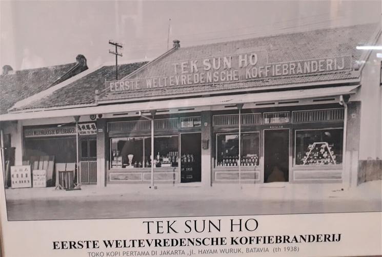 Ancienne photo de la façade du café Bakoel Koffie à Jakarta