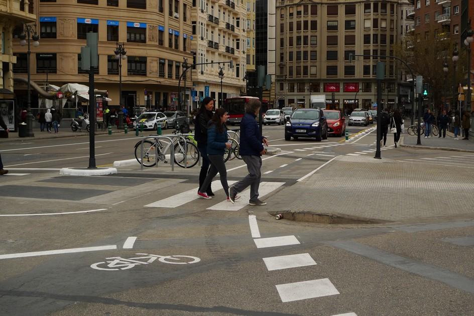 Des défauts de signalisation sont visibles sur la piste du centre