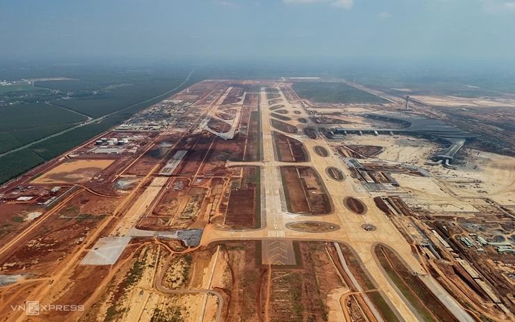 Première piste achevée à l'aéroport de Long Thành.