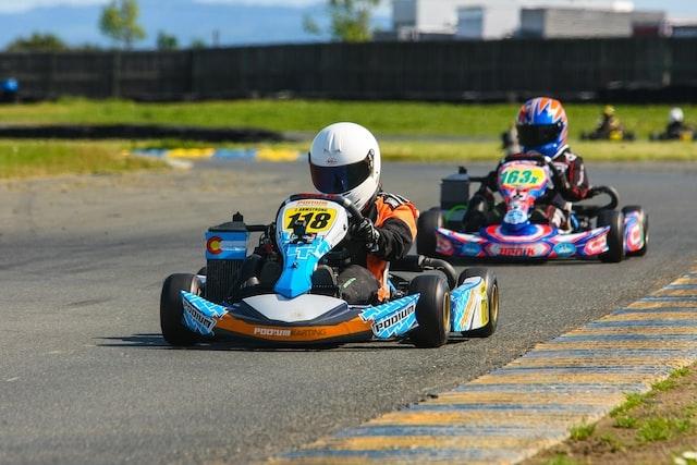 deux voitures de karting en train de rouler à valencia