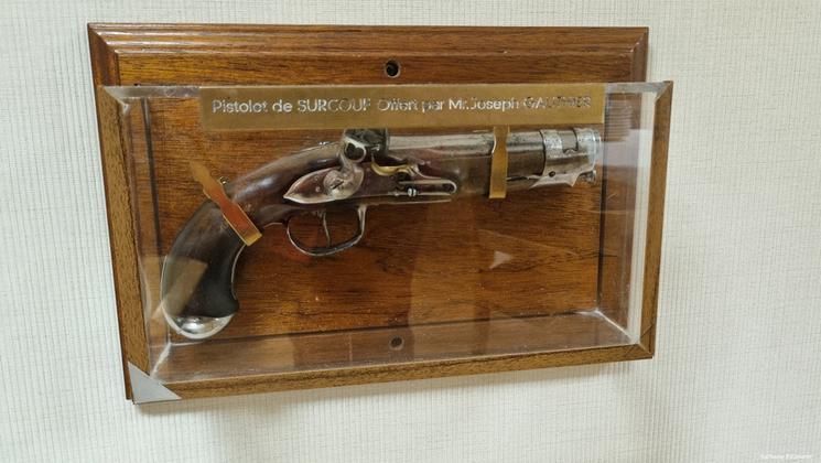 Pistolet qui aurait appartenu au corsaire Surcouf, conservé à bord de la frégate qui porte son nom