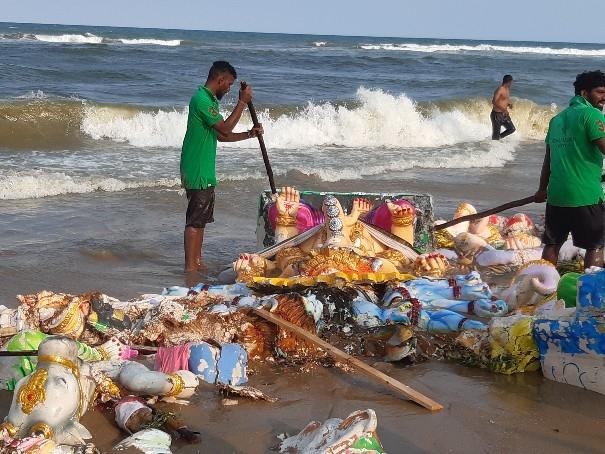 Les résidus de l'immersion des Ganesh sur la plage de Chennai