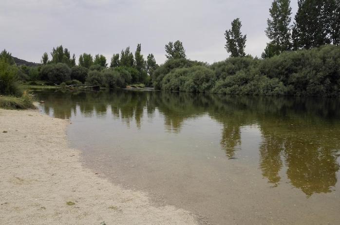 plage d'une rivière