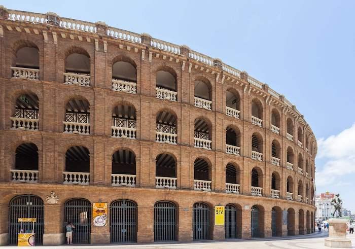 Les arènes de Valencia avec la statue de Mano Montoliu