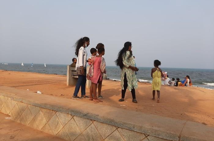 Enfants vendant des babioles sur le front de mer de Pondichéry