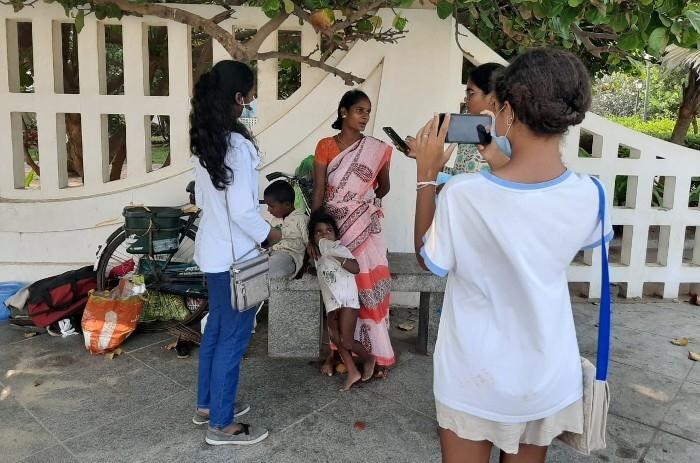 Interview des enfants de la rue à Pondichéry par les élèves 