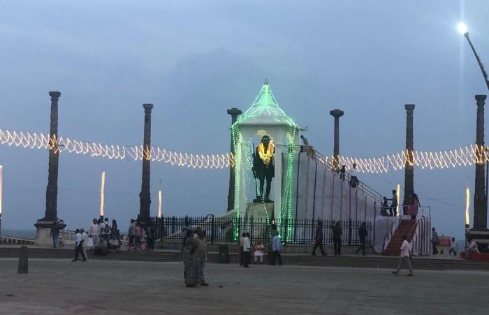 La statue de Gandhi à Pondichéry illuminée pour le G20