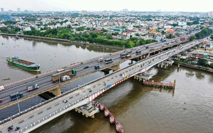 Pont Binh Phuoc (à droite) en rénovation.