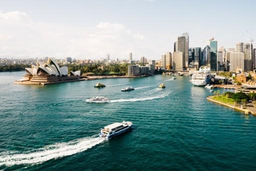 le port de Sydney sous un grand soleil en plein été 