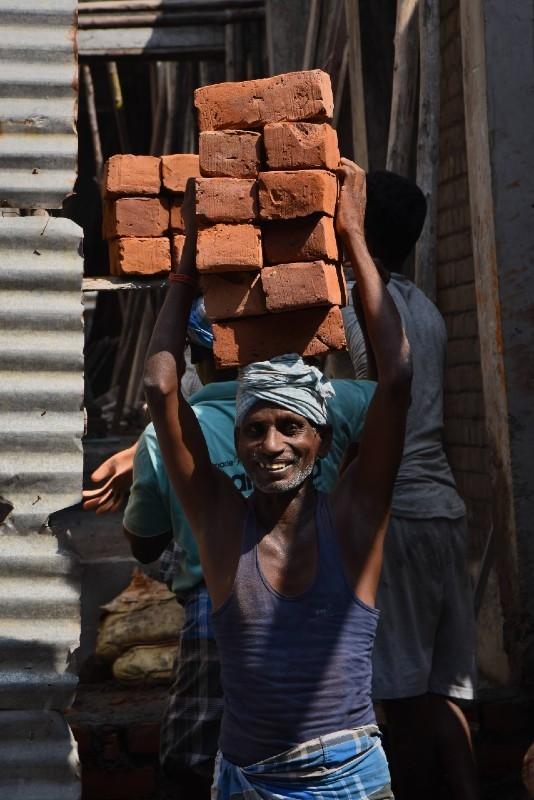 un porteur de briques à Chennai