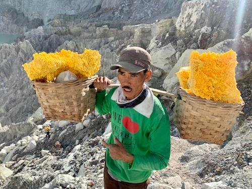 porteur de soufre Kawah Ijen