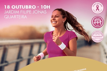 Une fille court avec le sourire pour octobre rose