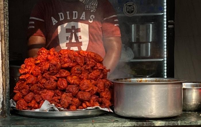 Du poulet tandoori dans un stand de rue à Mumbai