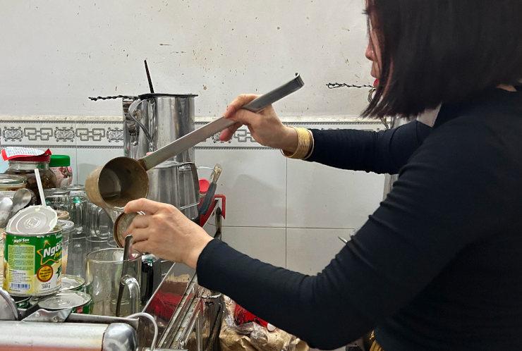 Préparation de café de manière traditionnelle à la maison